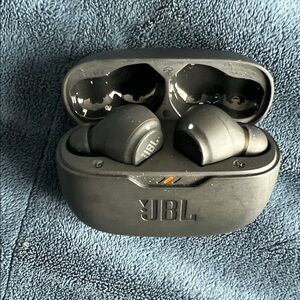 JBL Black Wireless Earbuds Charging Case
